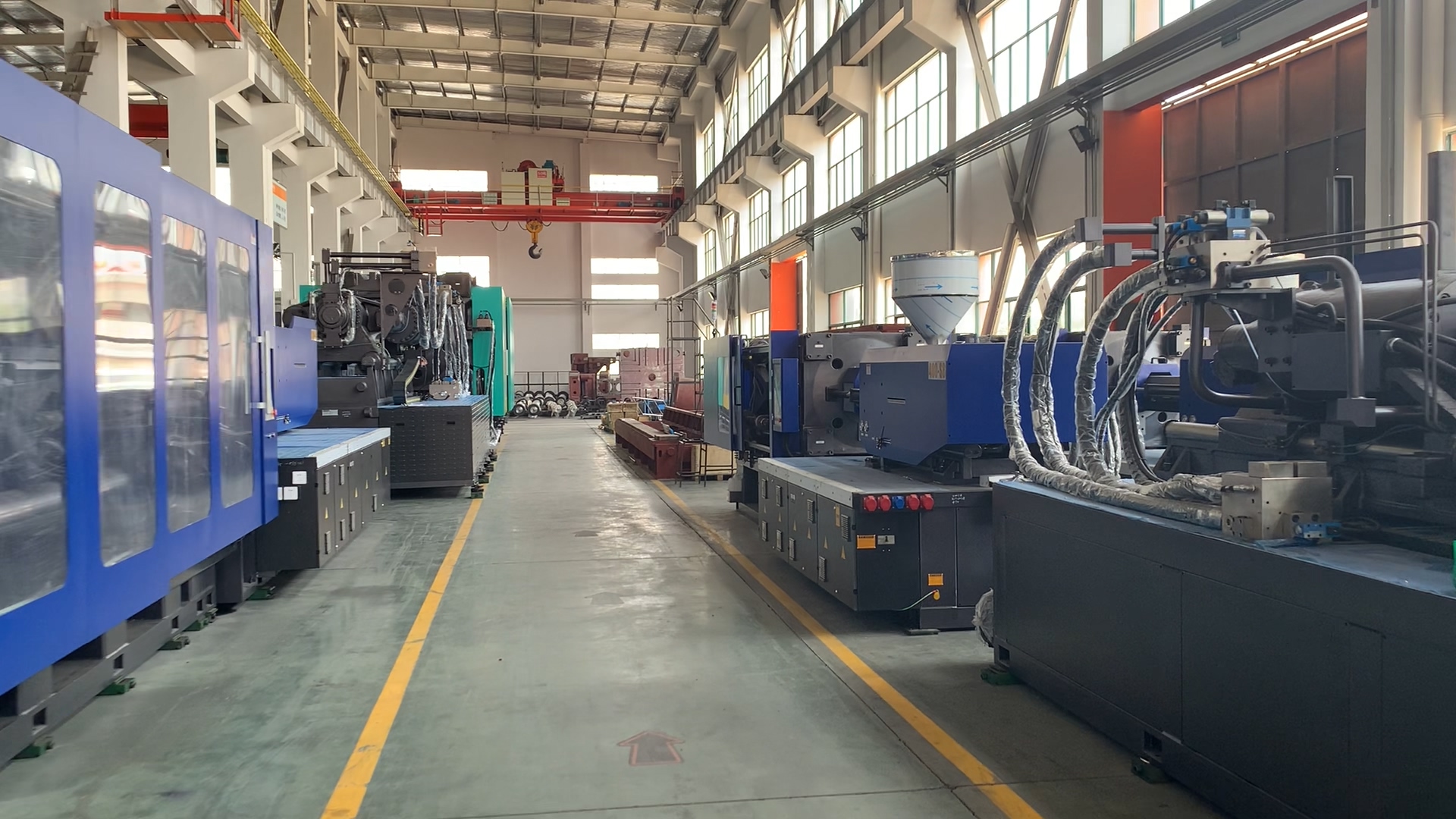 See more big injection molding machines in LOG machine's factory